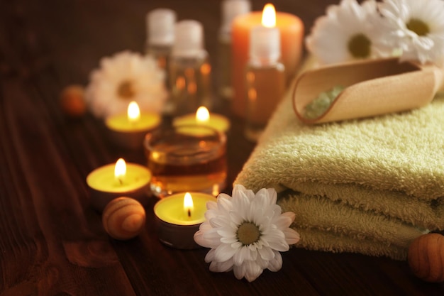 Piękny zestaw spa z kwiatami na drewnianym stole