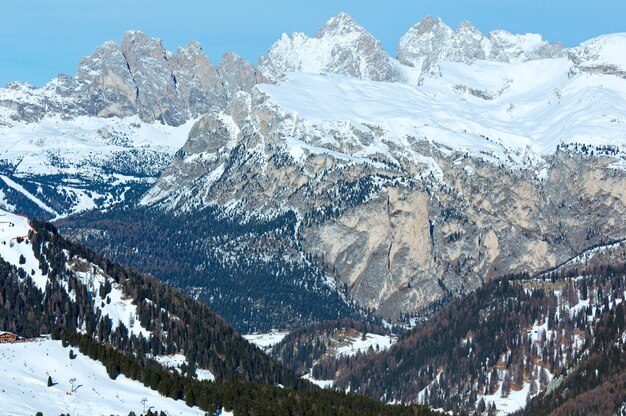 Piękny zimowy krajobraz górski. Widok z przełęczy Sella, Włochy.