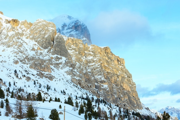 Piękny zimowy krajobraz górski z jodły na zboczu przełęczy Falzarego