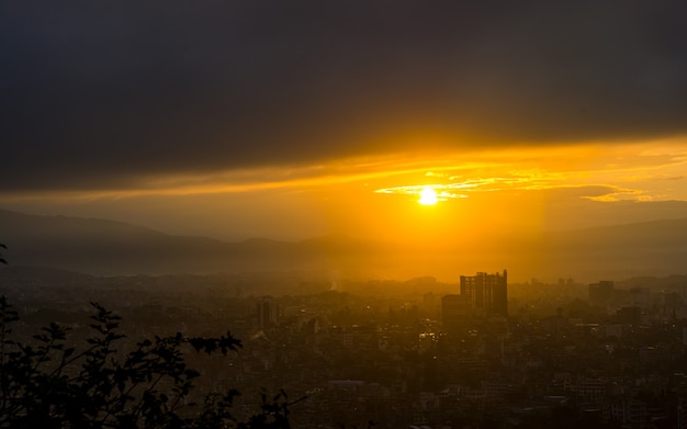 Piękny złoty widok na wschód słońca ze stupy Swayambhunath Katmandu Nepal