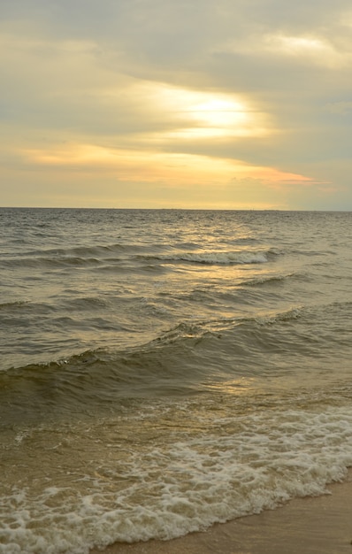 Piękny zmierzch na plaży w Tajlandia