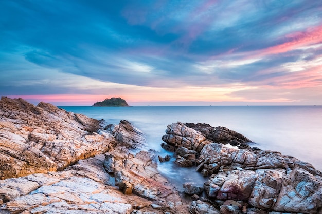 Piękny zmierzch nad morzem ze skałami i blaskiem zachodu słońca w koh samet islandthailand