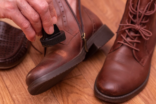 Pielęgnacja obuwia skórzanego. Nakładanie pasty do butów na brązowe buty.
