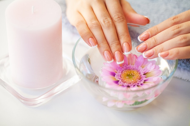 Pielęgnacja Paznokci. Piękne Kobiety Paznokcie Z Francuskim Manicure