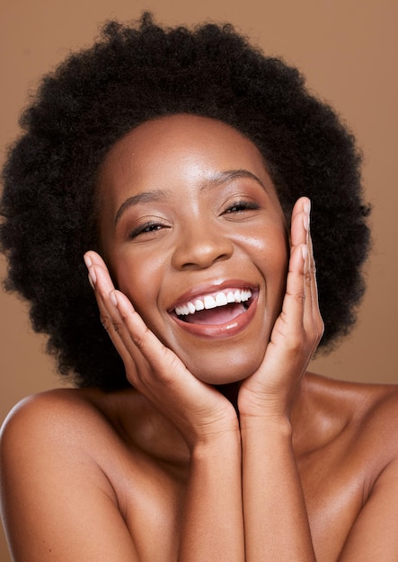 Pielęgnacja skóry czarnej kobiety i szczęśliwy uśmiech wellness i kosmetyki z naturalnym makijażem w brązowym tle studio Pielęgnacja włosów zdrowa skóra i piękna twarz z modelem szczęścia i zdrowym blaskiem twarzy