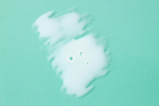 Pielęgnacja skóry kosmetyczny kremowy balsam próbka rozmazywanie na tle mięty biały kremowy higiena być