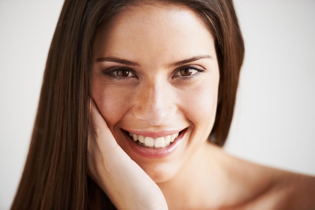 Pielęgnacja skóry naturalne piękno lub portret szczęśliwej kobiety ze zdrową twarzą lub wyniki rutyny wellness Zrelaksować się na białym tle lub modelka z błyszczącym uśmiechem lub dumą po kosmetycznej dermatologii w studiu