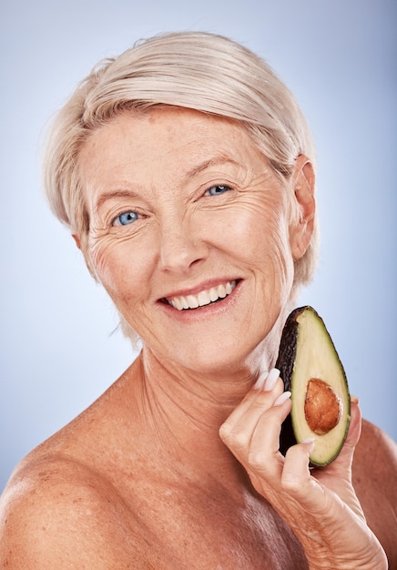 Zdjęcie pielęgnacja skóry piękna i starsza kobieta z awokado dla zdrowia, odnowy biologicznej i diety na szarym tle studia owocowy uśmiech i portret twarzy osoby starszej z pożywieniem dla odżywiania i ciała