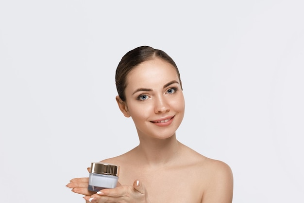 Pielęgnacja skóry Piękna ładna kobieta trzymająca krem kosmetycznyDziewczyna ze świeżą skórą Spa Beauty Concept