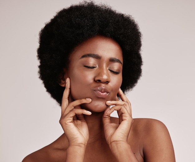 Pielęgnacja skóry piękno i twarz czarnej kobiety w studio zadowolonej z dermatologii kosmetycznej lub makijażu Estetyczny model z rękami na skórze dla blasku zdrowia i dobrego samopoczucia dla luksusowego produktu do twarzy spa