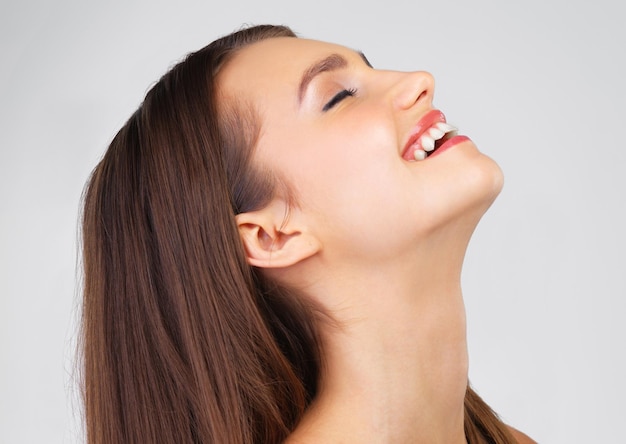 Pielęgnacja skóry, śmiech i profil modelki, które czują się zadowolone z dermatologii kosmetycznej i przeciw starzeniu się Detoksykacja szyi i dobre samopoczucie twarzy młodej kobiety ze szczęściem ze spa i pielęgnacji skóry twarzy