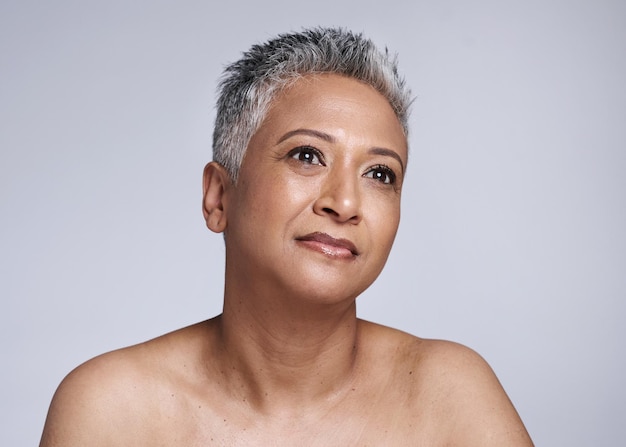 Pielęgnacja skóry starsza kobieta i twarz wellness estetyczny makijaż i kosmetyk do twarzy dla promiennej skóry naturalne kosmetyki i zdrowie na tle studia Portret starsza uroda dermatologia i wellness