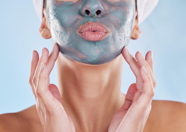 Pielęgnacja Skóry Wellness Maska Na Twarz Z Węgla Drzewnego I Kosmetyk Dla Zdrowej Skóry Na Niebieskim Tle Studia Makiety