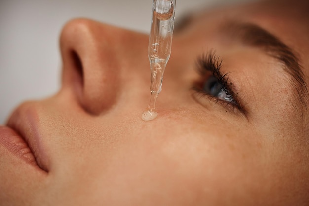 Pielęgnacja twarzy za pomocą gadżetów i serum dla gładszej, nawilżonej skóry i redukcji zmarszczek