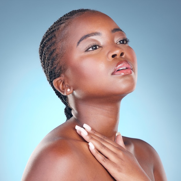 Pielęgnacja urody i blask czarnej kobiety z dermatologicznym naturalnym makijażem i manicure Twarz afrykańskiej osoby na niebieskim tle z kosmetykami do twarzy i dłonią do miękkiego dotyku lub paznokci w studio
