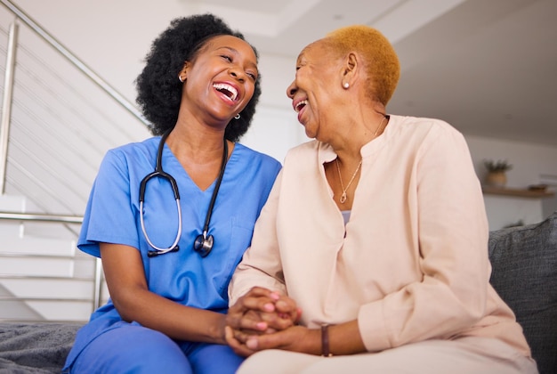 Pielęgniarka czarnych ludzi i pacjent śmiejący się w opiece nad osobami starszymi na zabawny żart, komedię lub humor razem na kanapie w domu Szczęśliwy afrykański lekarz, który cieszy się czasem ze starszą kobietą w domu