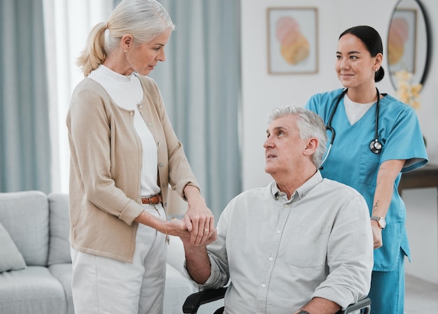 Pielęgniarka niepełnosprawna lub starsza para trzymająca się za ręce w rehabilitacji w celu wsparcia empatii lub solidarności razem Fizjoterapia wózek inwalidzki lub opiekun medyczny pielęgniarstwo starszego niepełnosprawnego pacjenta