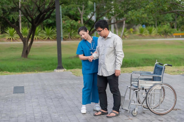 Pielęgniarka opiekuje się pacjentem w szpitaluLekarz pomaga pacjentowi w fizjoterapii