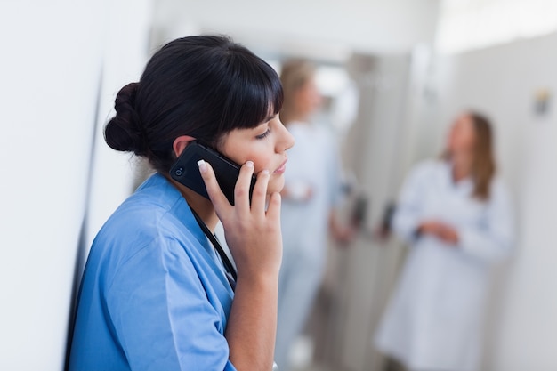 Pielęgniarka posiadania telefonu komórkowego
