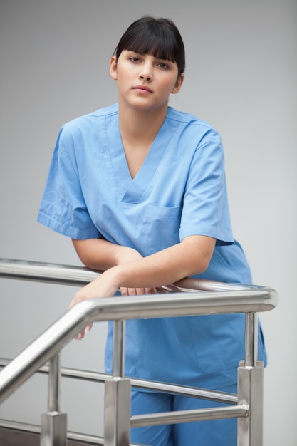 Pielęgniarka stojąca na schodach