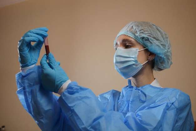 Pielęgniarka trzyma probówkę z próbką krwi zakażoną koronawirusem Pandemia 2019 nCoV