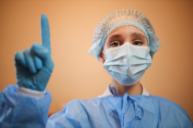 Zdjęcie pielęgniarka wskazuje w górę lekarz pokazuje kciuk w górę pandemia 2019 nkov zatrzymała koronawirusa mers