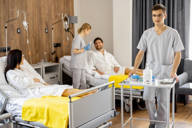 Zdjęcie pielęgniarki i pacjenci na oddziale medycznym