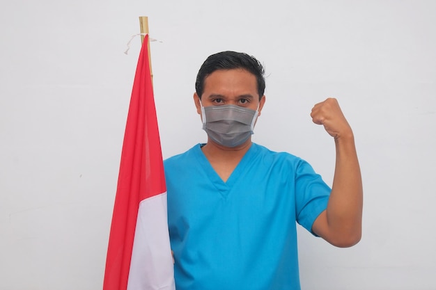 Pielęgniarz trzymający flagę indonezyjską
