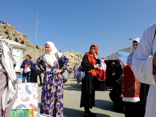 Zdjęcie pielgrzymi odbywają pielgrzymkę do jabal rahmah lub góry miłosierdzia