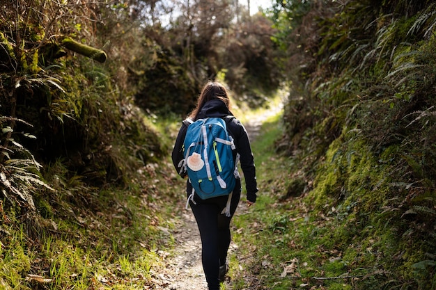 Pielgrzymka brunetka robi Camino de Santiago Hike way of St James