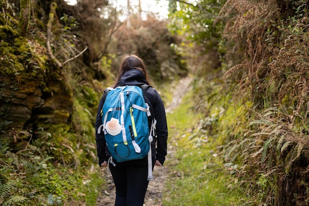 Pielgrzymka brunetka robi Camino de Santiago Hike way of St James