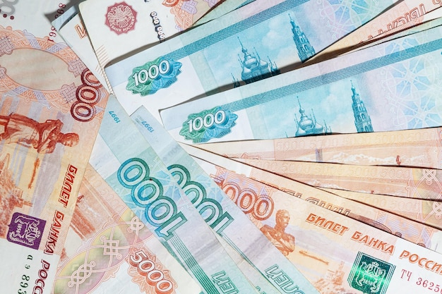 Pieniądz papierowy w nominałach i tysiąc rubli rosyjskich