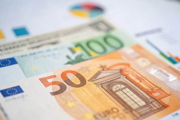 Pieniądze banknotów euro na papierze milimetrowym
