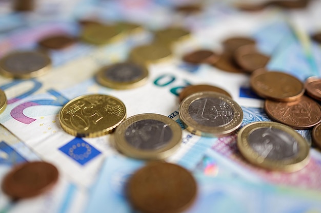 pieniądze euro banknoty i monety waluta podstawowa Unii Europejskiej euro