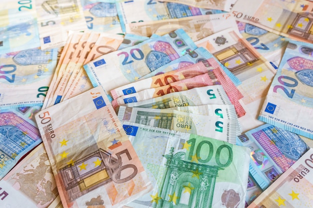 Pieniądze Euro Monety I Banknoty Na Brown Drewnianym Tle, Pieniądze Pojęcie