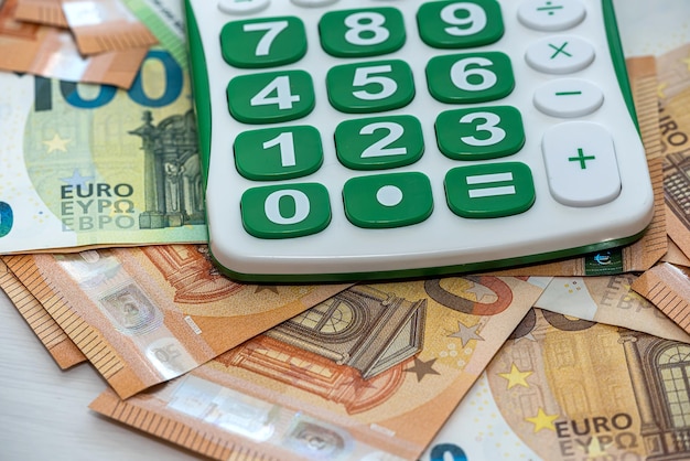 Pieniądze euro z koncepcją finansów kalkulatora