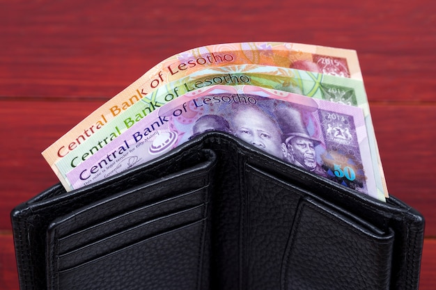 Pieniądze Lesotho Loti w czarnym portfelu