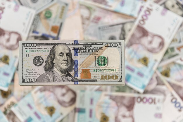 Pieniądze Ukrainy Stos banknotów hrywien ukraińskich w rękach Hrywna 500