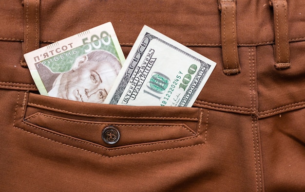Pieniądze w kieszeni dżinsów, dolar w kieszeni