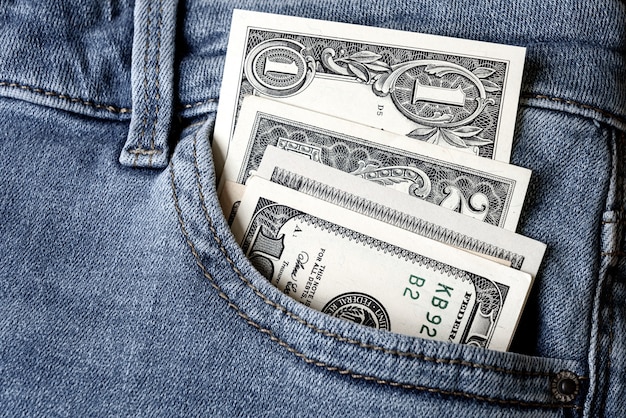 Pieniądze w kieszeni dżinsów dwa i stu dolarowe z bliska