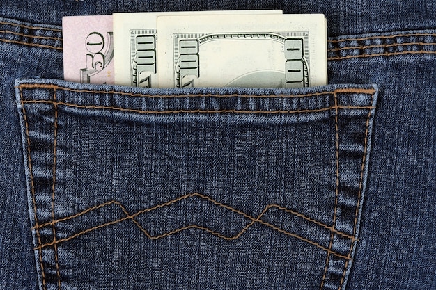 Pieniądze w kieszeni dżinsów