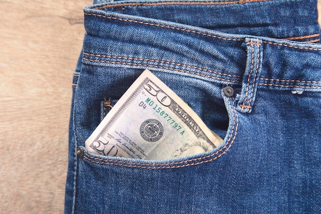 Pieniądze w kieszeni dżinsów