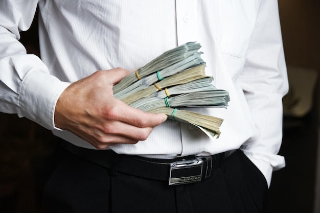Zdjęcie pieniądze w rękach biznesmena w kryzysowej koncepcji biznesowej pracownik banku