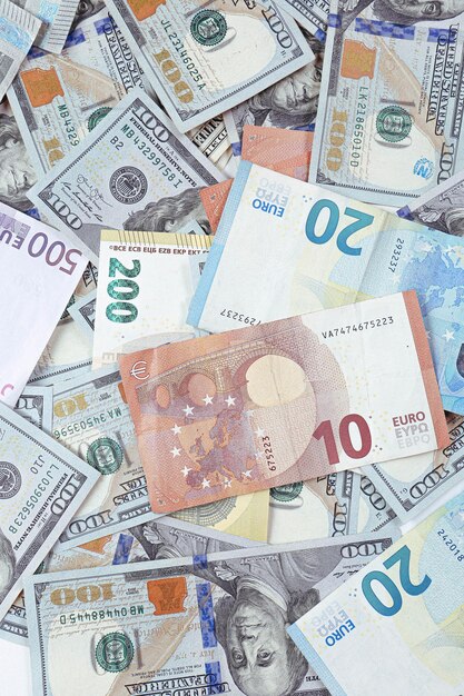 Pieniądze z banknotów dolara amerykańskiego i euro