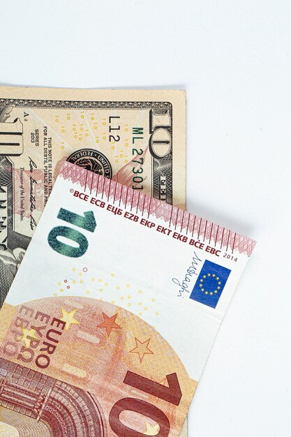Pieniądze z banknotów dolara amerykańskiego i euro