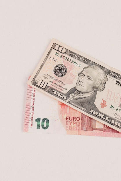 Pieniądze z banknotów dolara amerykańskiego i euro