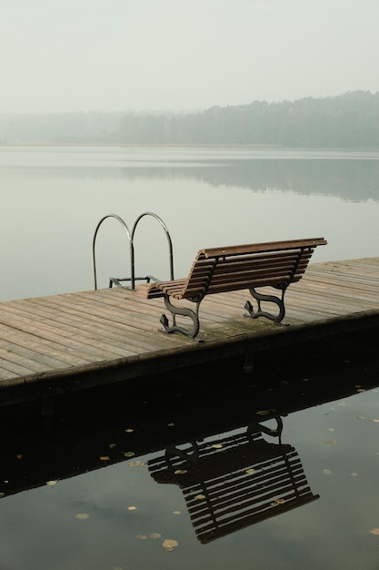 Pier na jeziorze na tle nieba