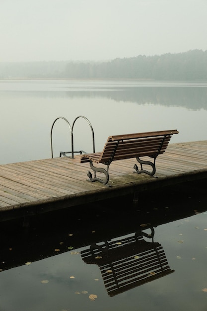 Zdjęcie pier na jeziorze na tle nieba