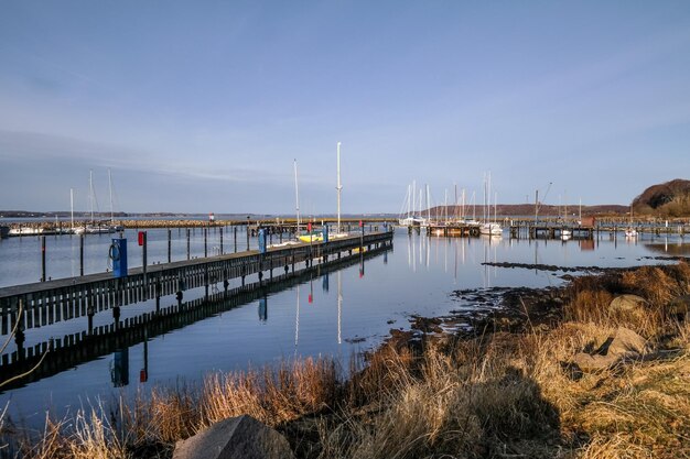 Zdjęcie pier na morzu na tle jasnego niebieskiego nieba