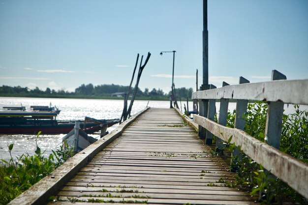 Zdjęcie pier na mostku na tle nieba